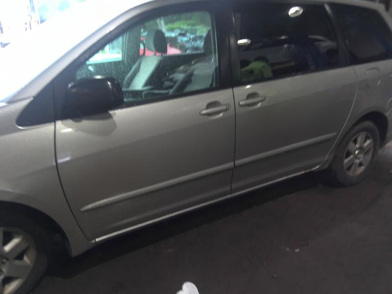 2009 Toyota Sienna SILVER Photo 9