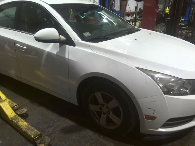 2011 Chevrolet Cruze White Photo 2