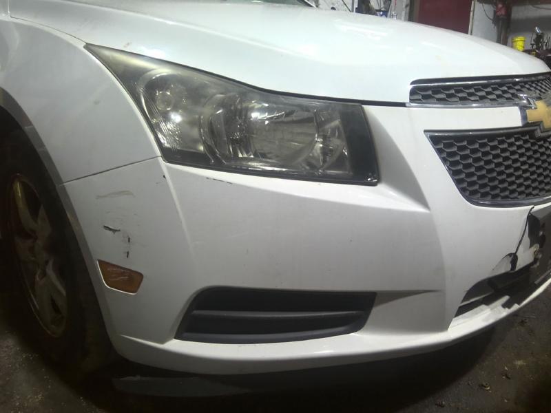 2011 Chevrolet Cruze White Photo 3
