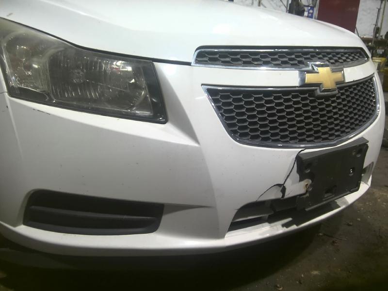 2011 Chevrolet Cruze White Photo 4