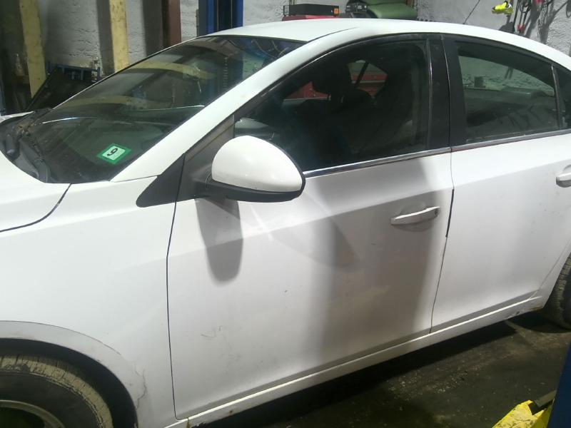 2011 Chevrolet Cruze White Photo 9