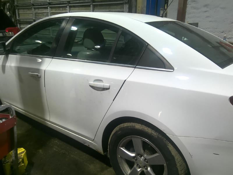2011 Chevrolet Cruze White Photo 10
