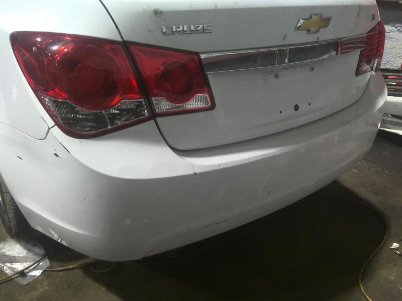 2011 Chevrolet Cruze White Photo 13