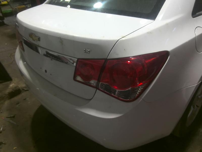 2011 Chevrolet Cruze White Photo 14