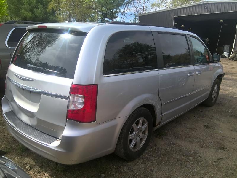 2011 Chrysler Town & Country BRIGHT SILVER METALLIC Photo 3