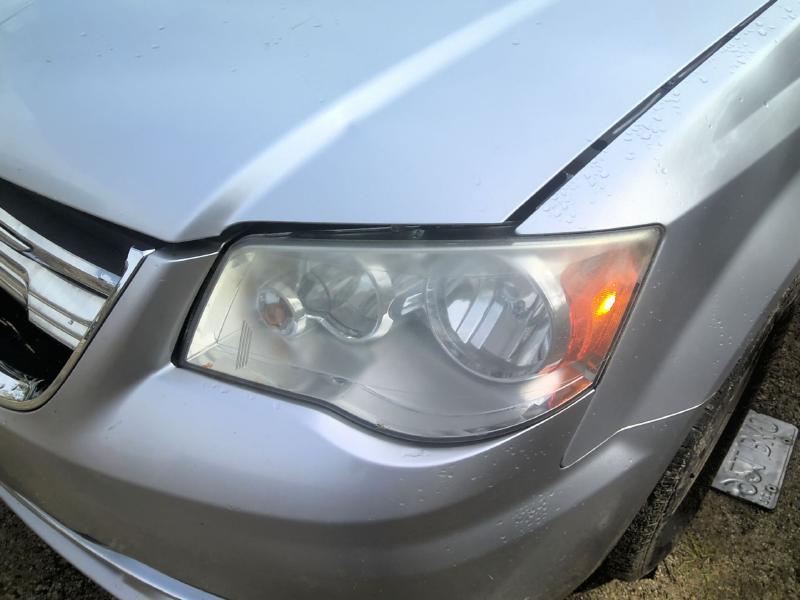 2011 Chrysler Town & Country BRIGHT SILVER METALLIC Photo 5