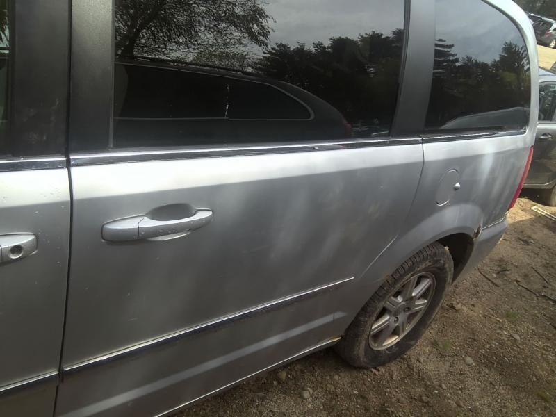 2011 Chrysler Town & Country BRIGHT SILVER METALLIC Photo 9
