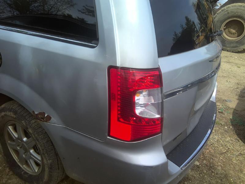 2011 Chrysler Town & Country BRIGHT SILVER METALLIC Photo 10