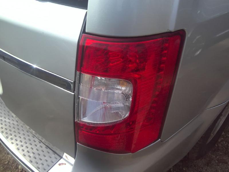 2011 Chrysler Town & Country BRIGHT SILVER METALLIC Photo 13