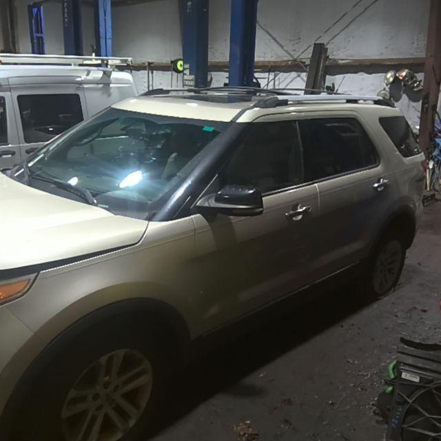 2011 Ford Explorer GOLD Photo 2