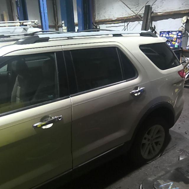 2011 Ford Explorer GOLD Photo 4