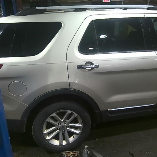 2011 Ford Explorer GOLD Photo 12