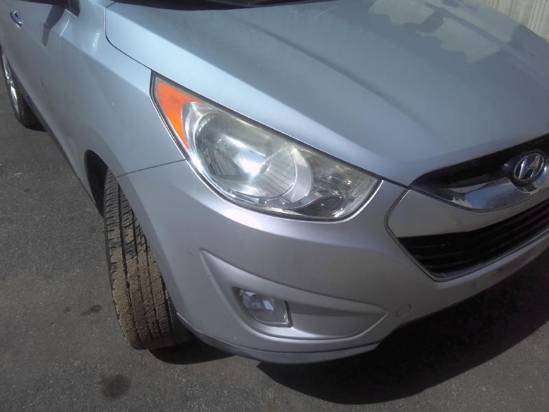 2011 Hyundai Tucson DIAMOND SILVER METALLIC Photo 5