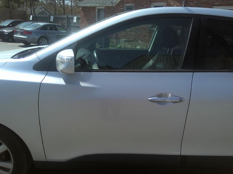 2011 Hyundai Tucson DIAMOND SILVER METALLIC Photo 8