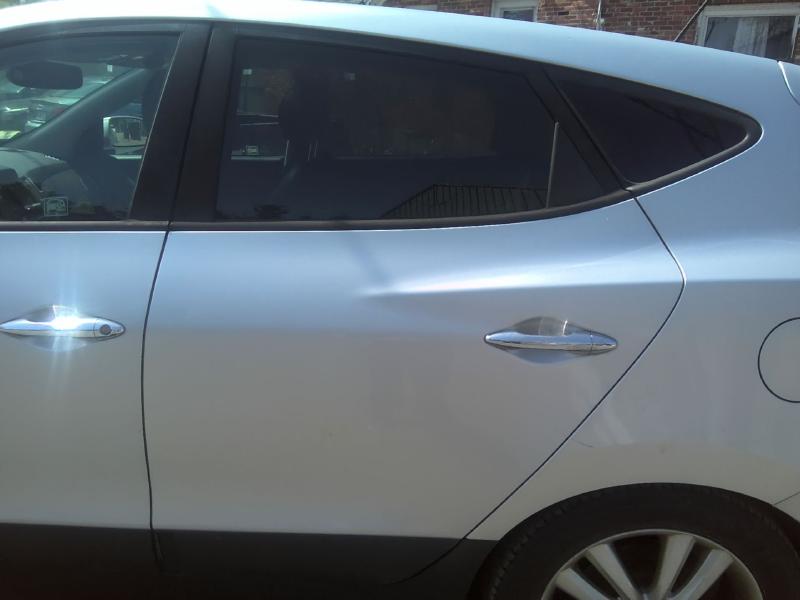 2011 Hyundai Tucson DIAMOND SILVER METALLIC Photo 11