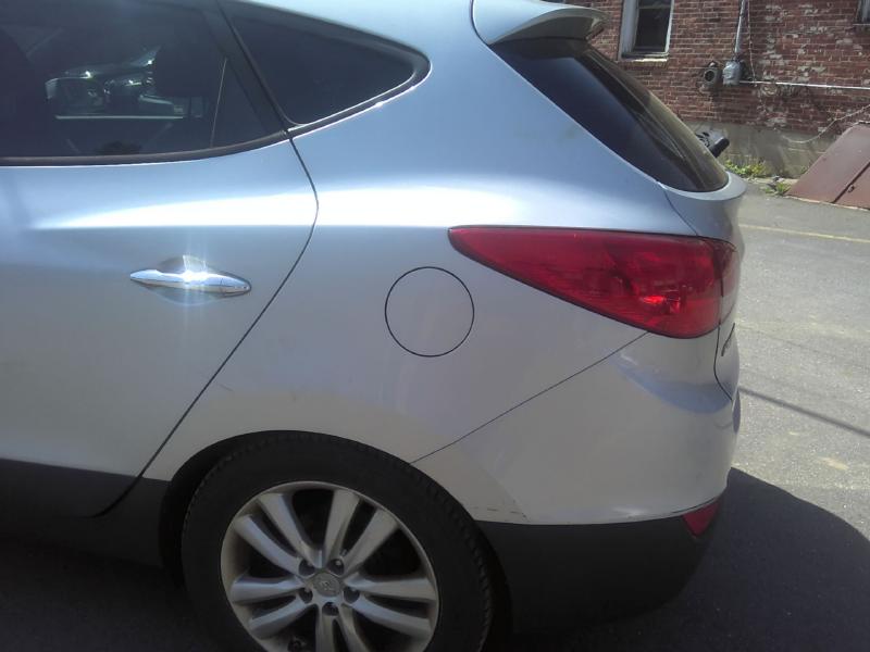 2011 Hyundai Tucson DIAMOND SILVER METALLIC Photo 12