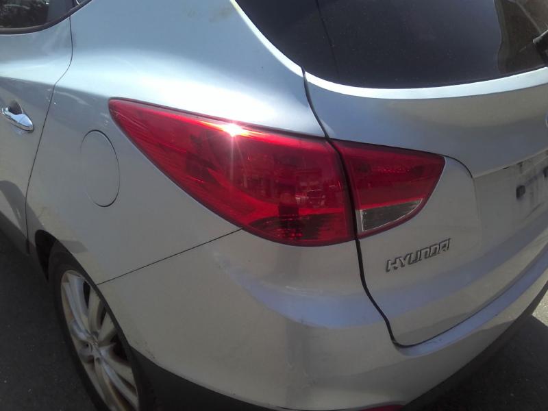 2011 Hyundai Tucson DIAMOND SILVER METALLIC Photo 13