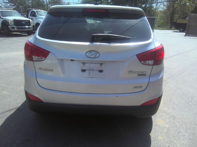 2011 Hyundai Tucson DIAMOND SILVER METALLIC Photo 14