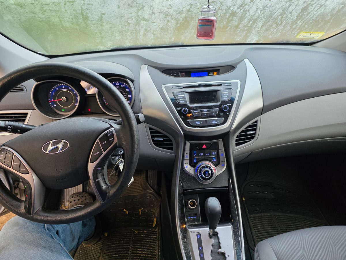 2013 Hyundai Elantra GLS Photo 13