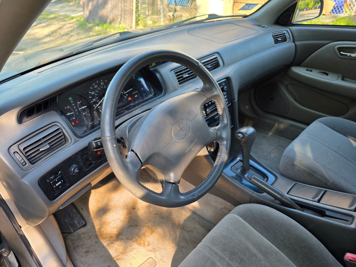 2001 Toyota Camry LE V6 Lunar Mist Metallic - driver door panel