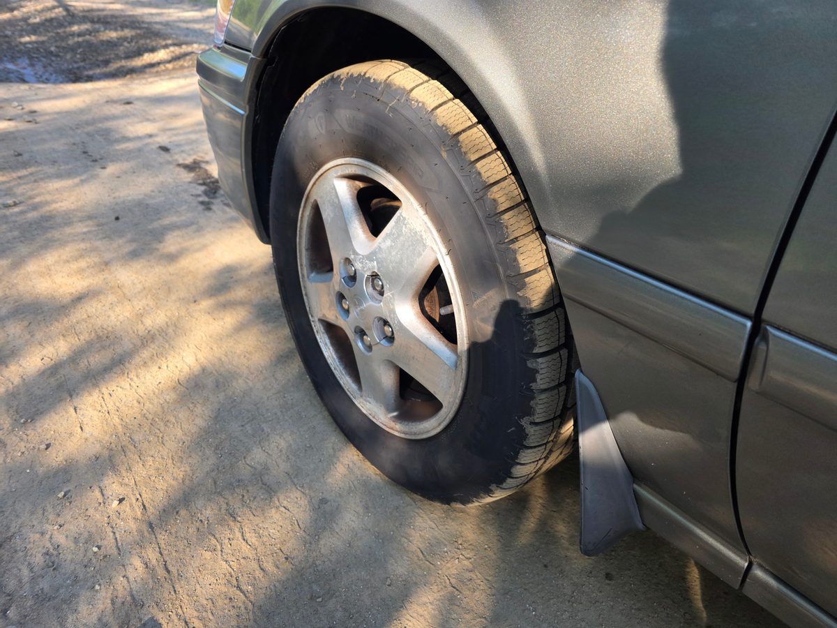 2001 Toyota Camry LE V6 Lunar Mist Metallic - wheel and tire 205/65R15