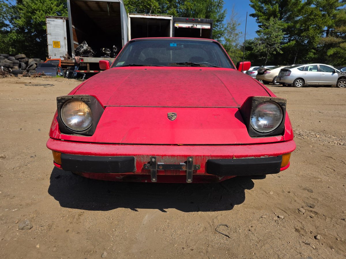 Porsche 924 Red Guards Red - front hood and windshield