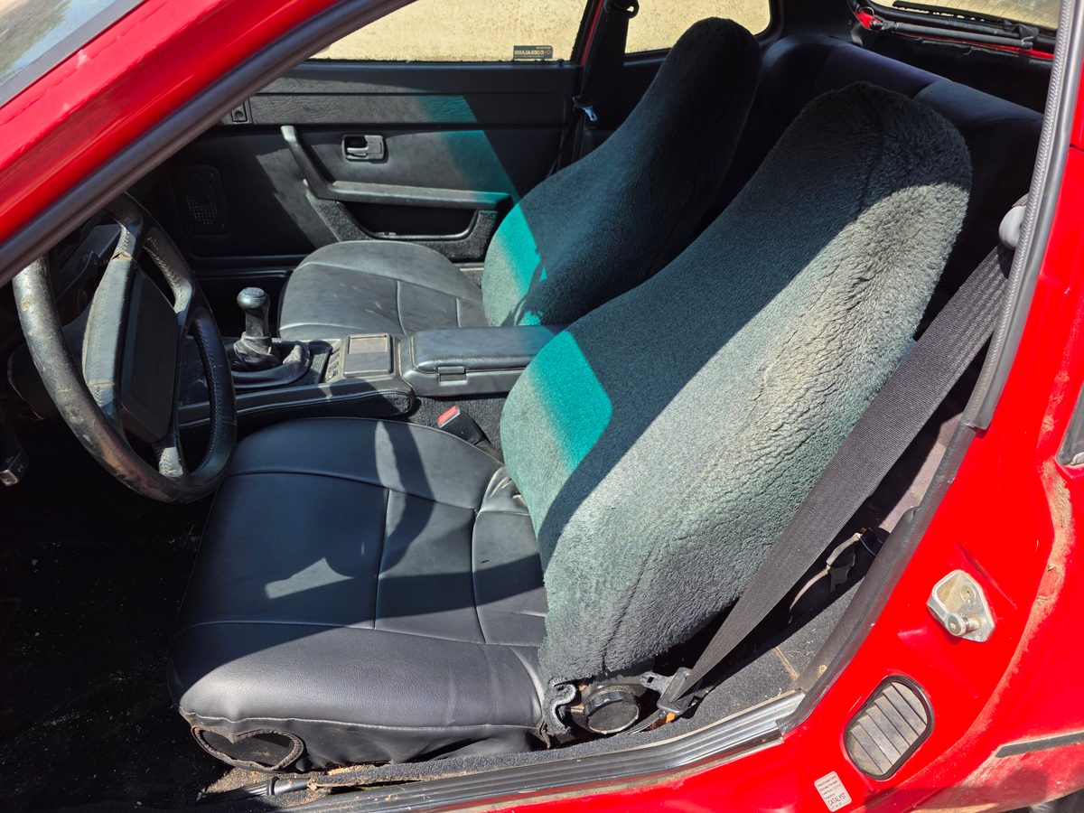 Porsche 924 Red Guards Red - rear seat area