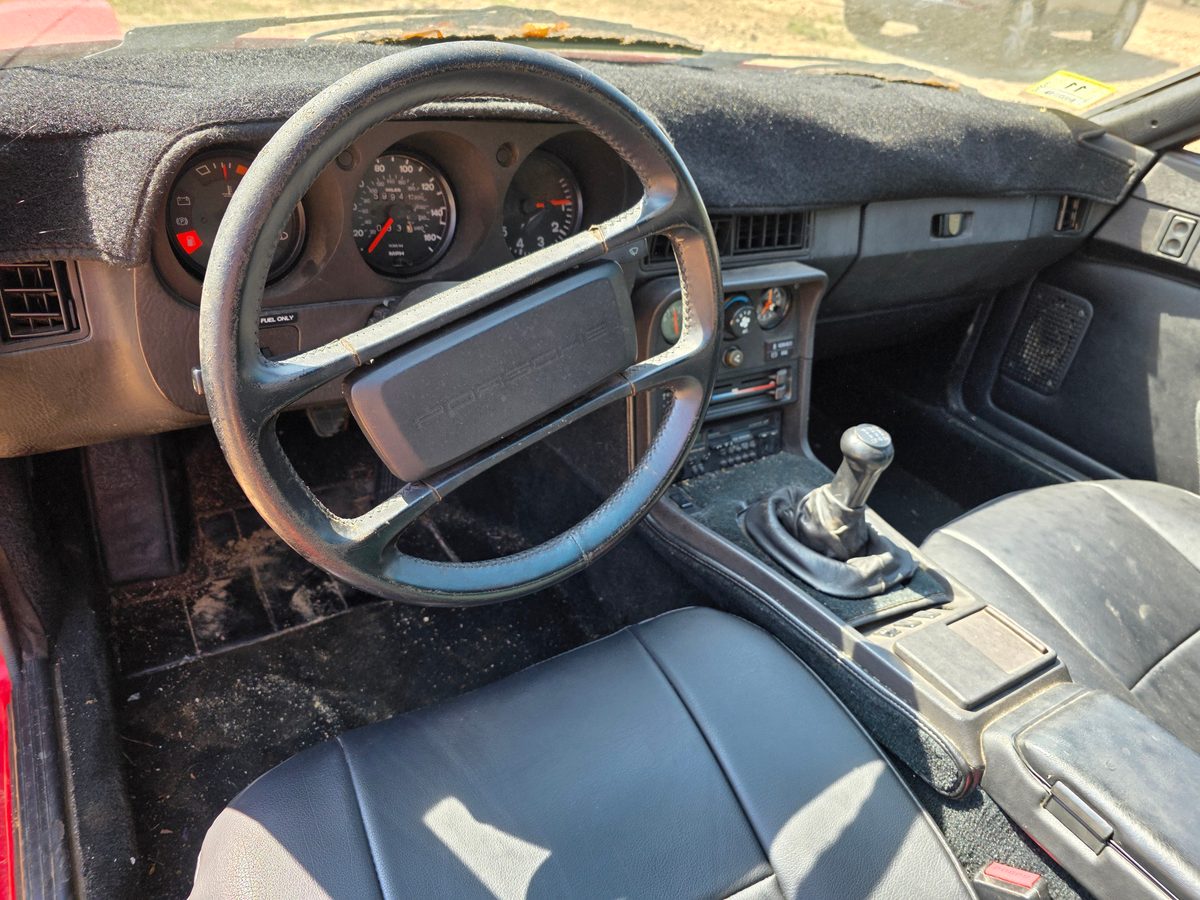 Porsche 924 Red Guards Red - instrument cluster and gauges