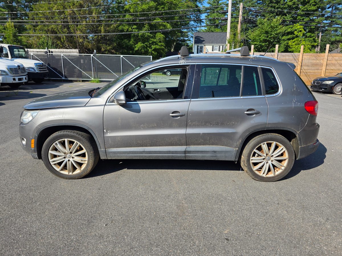 2011 Volkswagen Tiguan SE 4MOTION Pepper Gray Metallic - front quarter angle