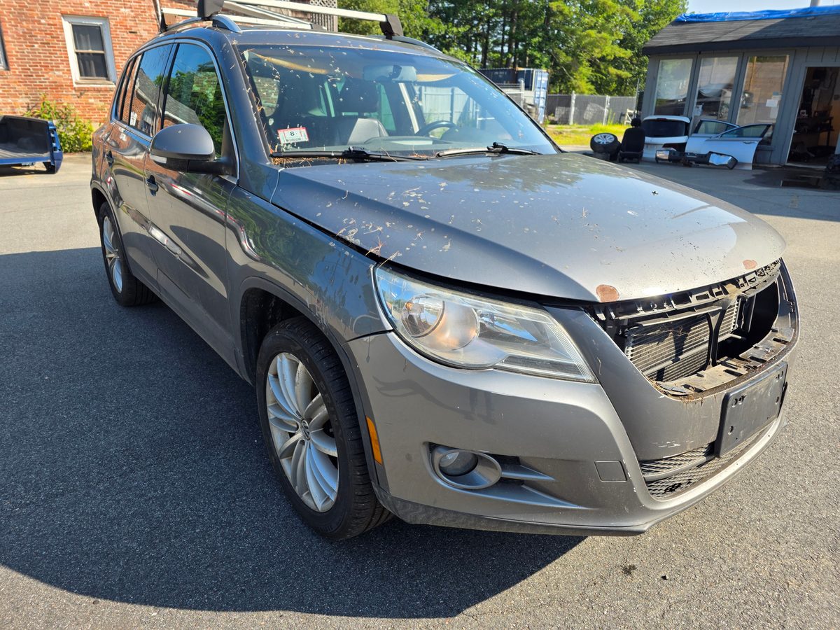 2011 Volkswagen Tiguan SE 4MOTION Pepper Gray Metallic - front grille and headlights