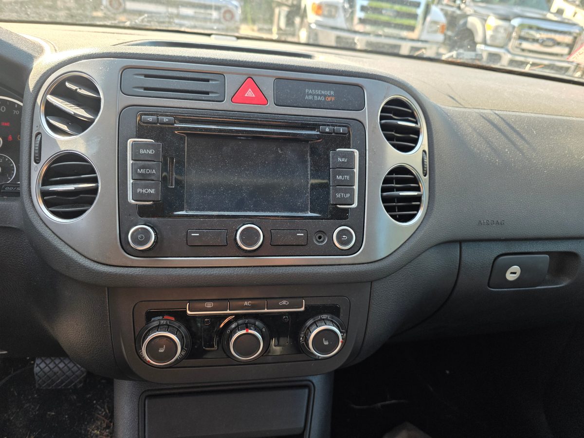 2011 Volkswagen Tiguan SE 4MOTION Pepper Gray Metallic - center console