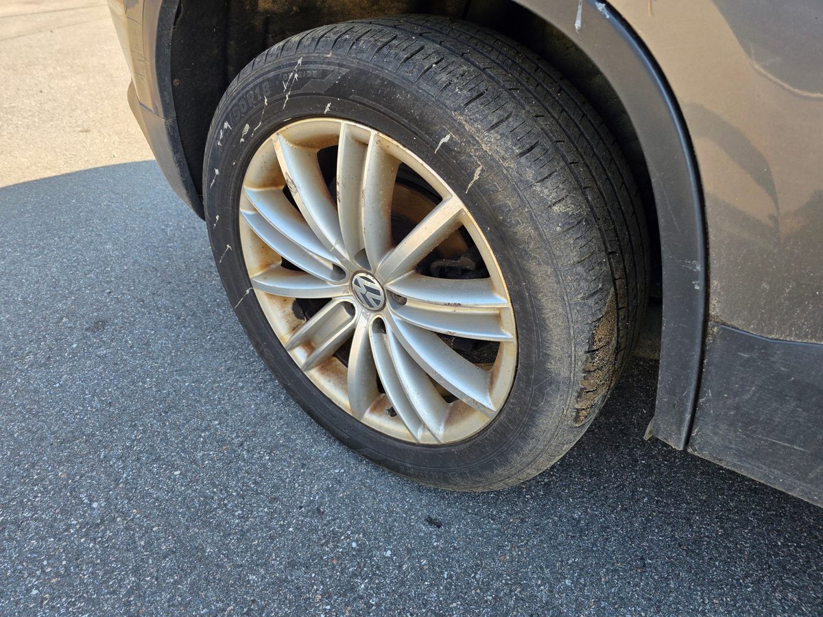 2011 Volkswagen Tiguan SE 4MOTION Pepper Gray Metallic - undercarriage front