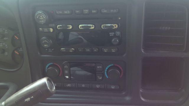 2005 Chevrolet Suburban 1500 BLACK Photo 11