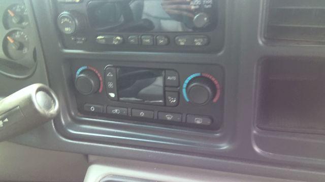 2005 Chevrolet Suburban 1500 BLACK Photo 2