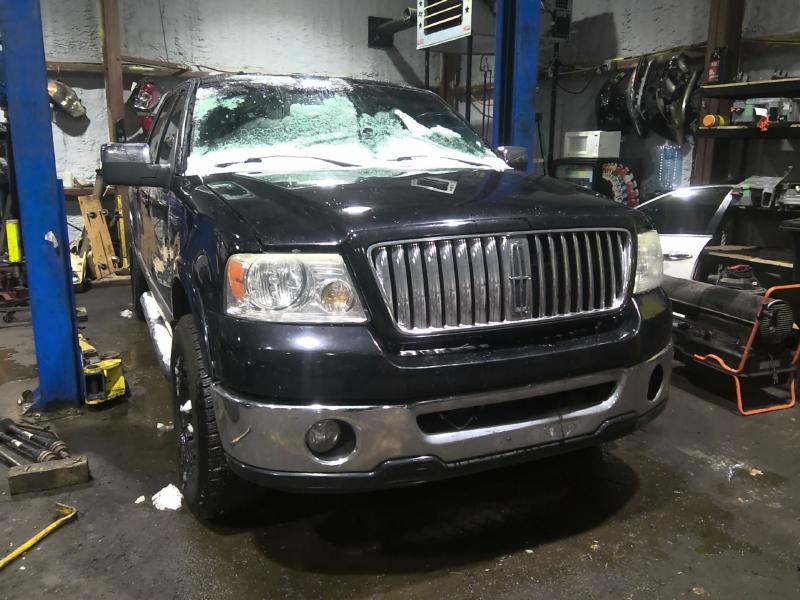 2006 Lincoln Town Car BLACK Photo 8