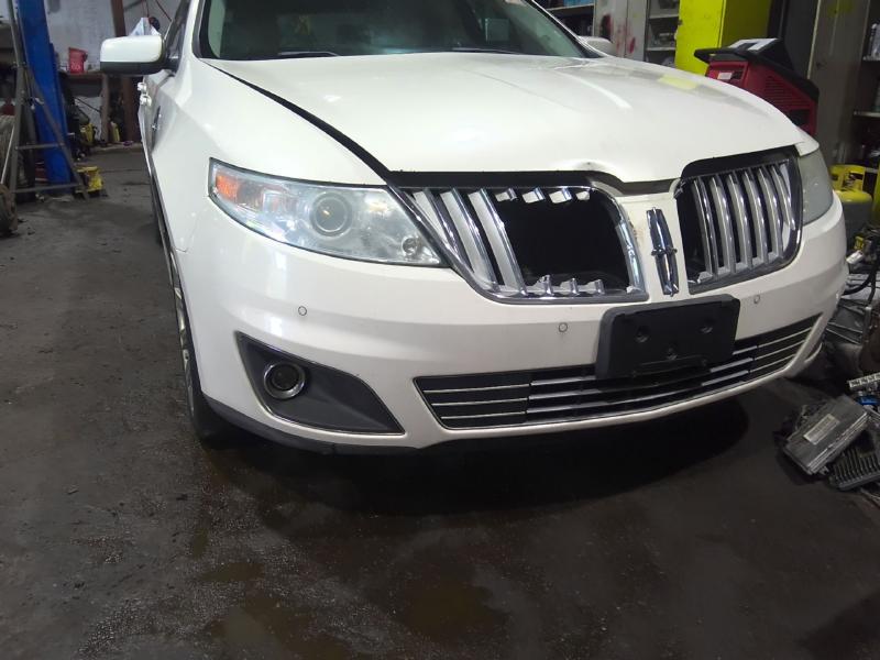 2009 Lincoln MKS WHITE Photo 9
