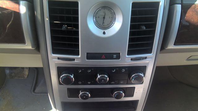 2010 Chrysler Town & Country WHITE Photo 3