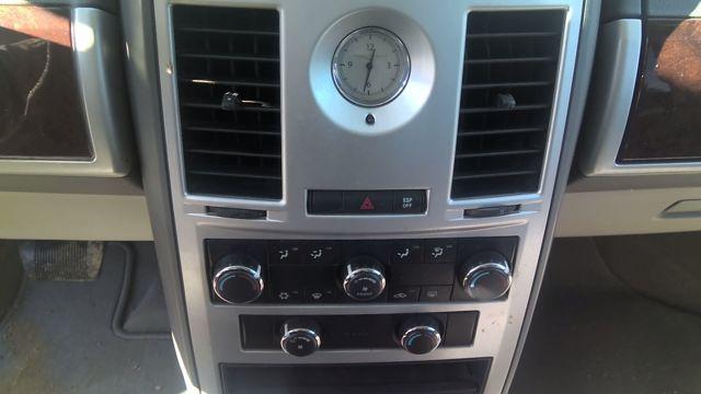 2010 Chrysler Town & Country WHITE Photo 4