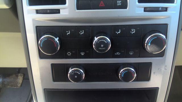 2010 Chrysler Town & Country WHITE Photo 5