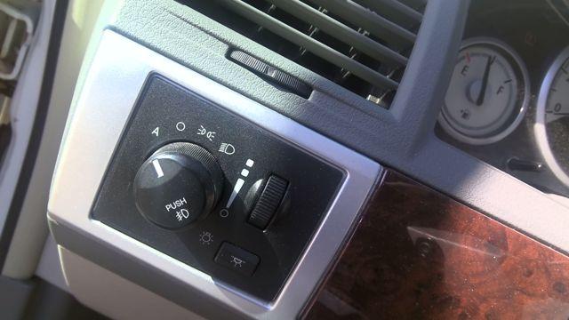 2010 Chrysler Town & Country WHITE Photo 6