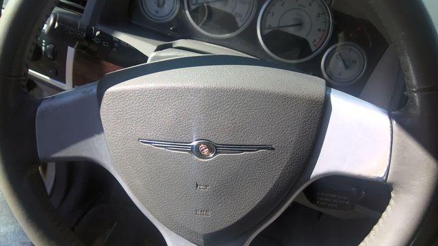 2010 Chrysler Town & Country WHITE Photo 8