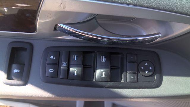 2010 Chrysler Town & Country WHITE Photo 9