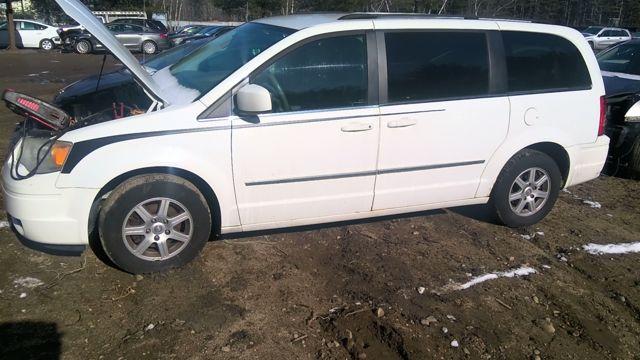 2010 Chrysler Town & Country WHITE Photo 12