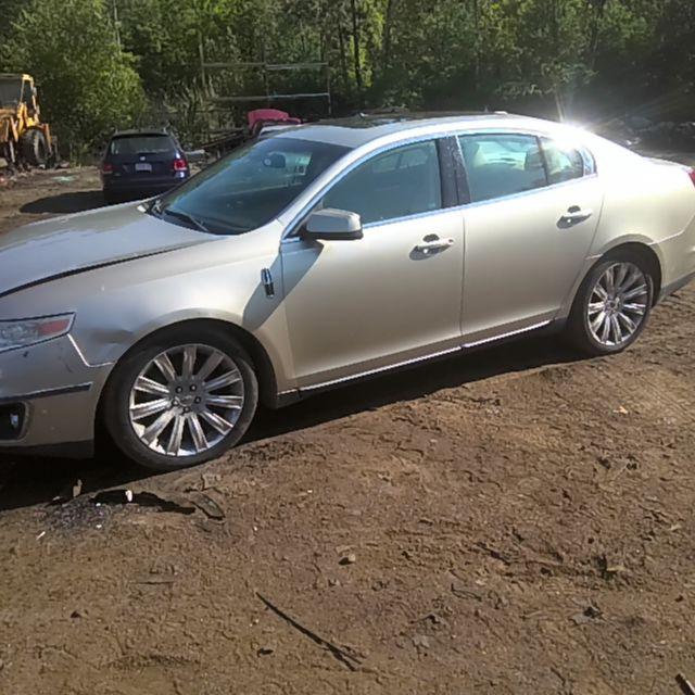 2010 Lincoln MKS GOLD Photo 2