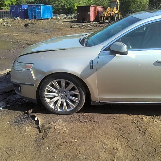 2010 Lincoln MKS GOLD Photo 3