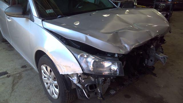 2011 Chevrolet Cruze SILVER Photo 2