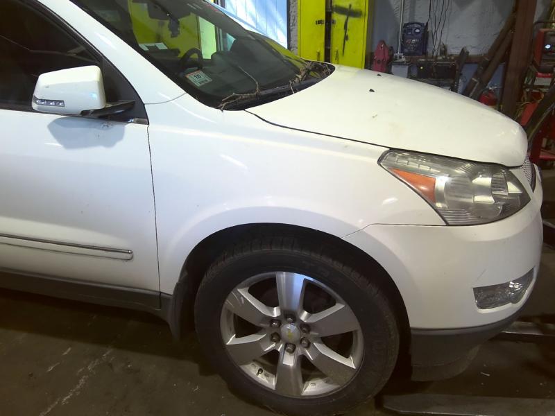 2011 Chevrolet Traverse WHITE Photo 2