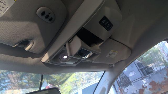 2011 Chrysler Town & Country SILVER Photo 8