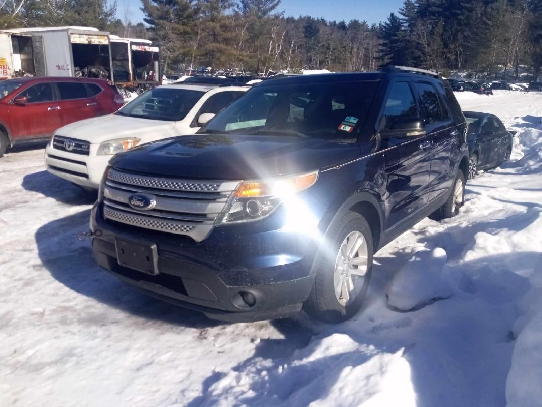 2011 Ford Explorer  Photo 2