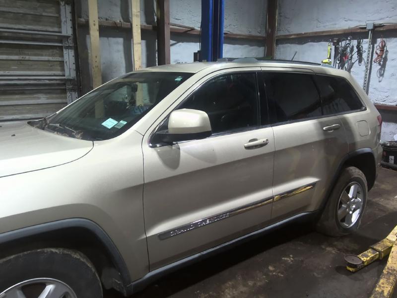 2011 Jeep Grand Cherokee GOLD Photo 8